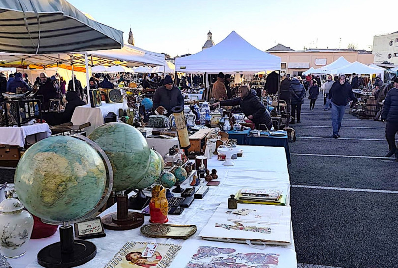 Il mercatino dell'antiquariato batte anche il freddo